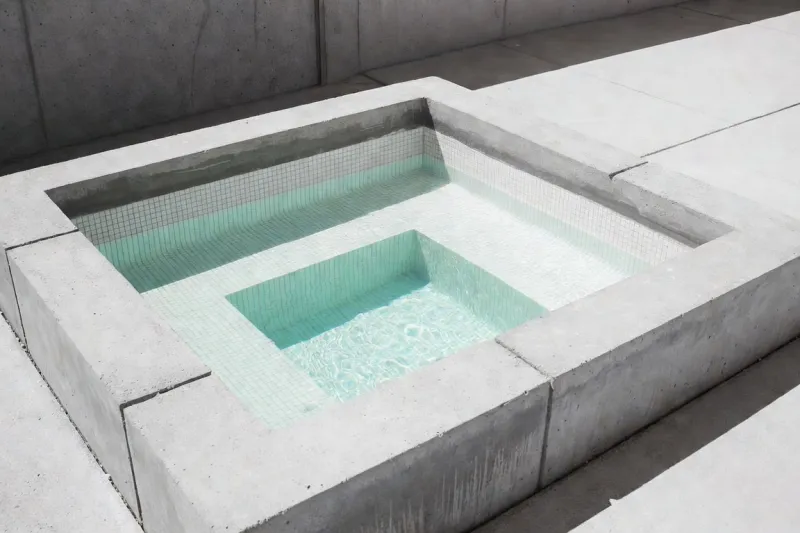 Spa rigide intégré à une terrasse