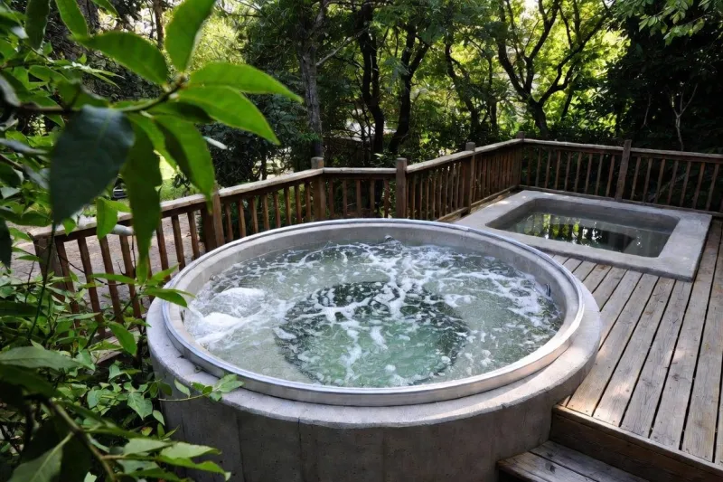 Spa rigide installé dans un environnement extérieur